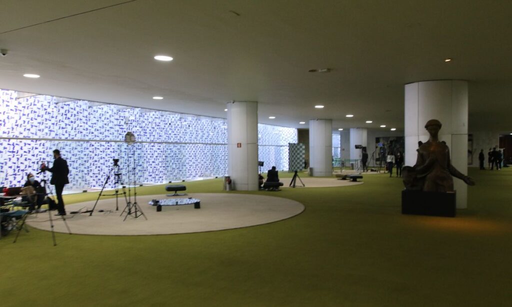 Sindicatos repudiam violência contra jornalista na Câmara