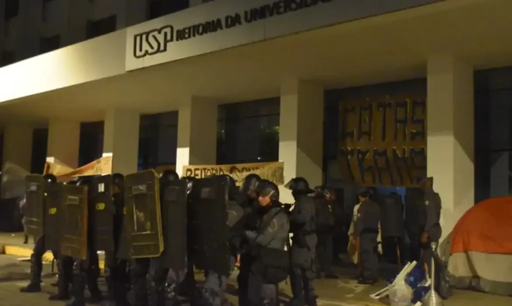 Vereadores provocam universitários em SP e ato tem confronto