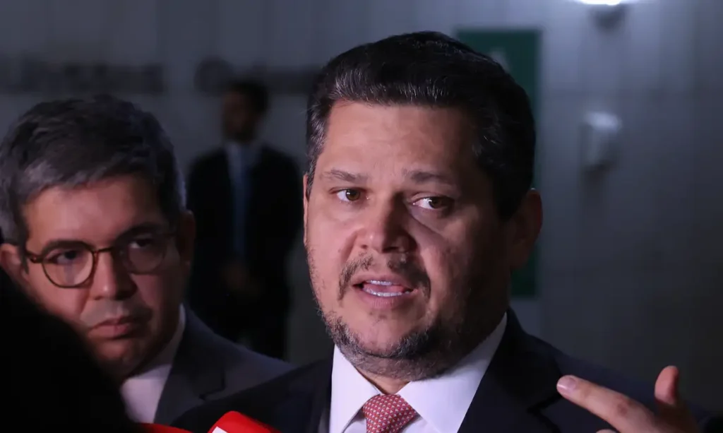 Alcolumbre envia PEC do fim da escala 6×1 para CCJ do Senado