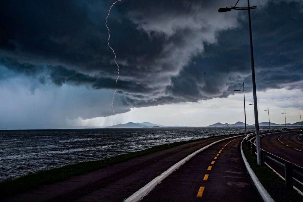 Frente fria traz chuva e risco de temporais em Santa Catarina
