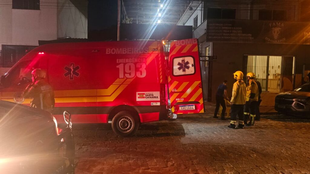 Laje desaba durante festa e deixa duas pessoas feridas em Camboriú