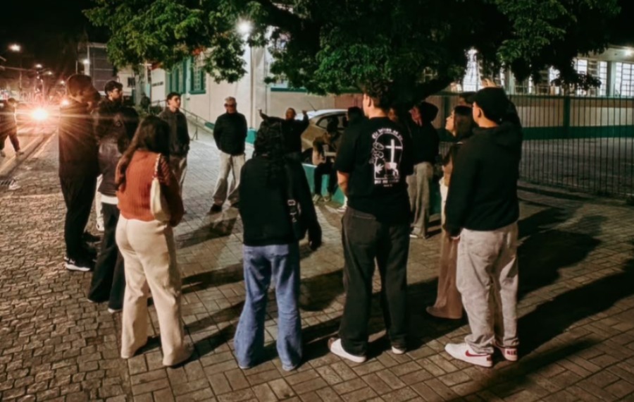 Grupo de jovens realiza evangelismo em frente a escola de Camboriú