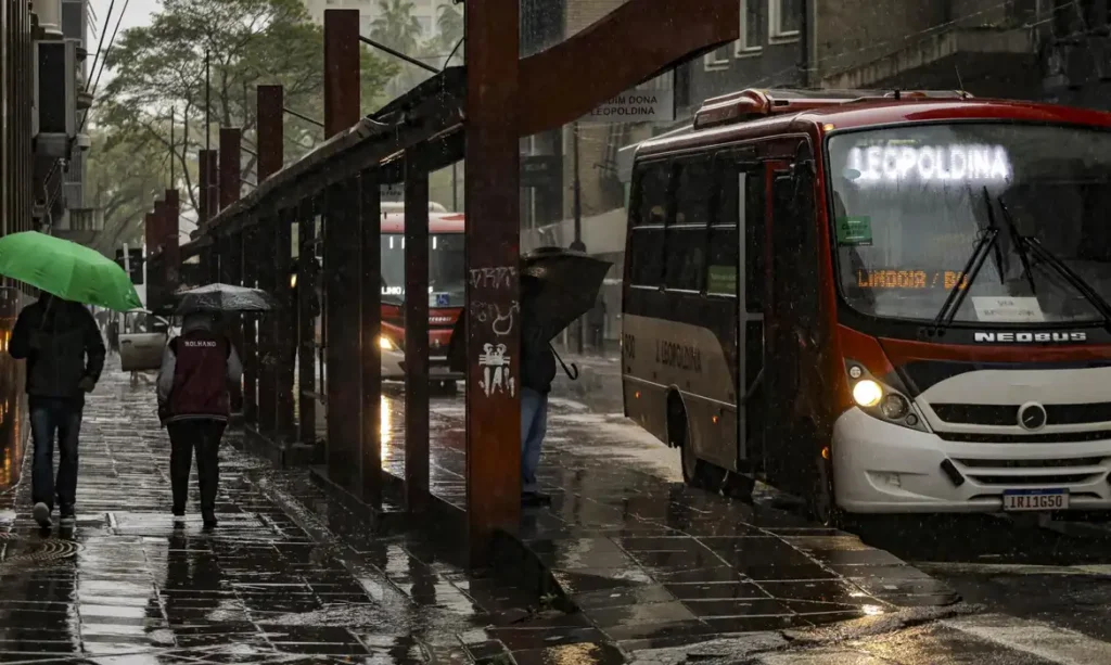 Chuva predomina neste domingo de eleição; Paraná tem alerta vermelho